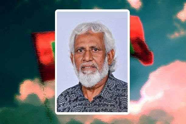 ކުޅިވަރުގެ ރޮނގުން ޝަރަފުވެރި ކަމުގެ އިނާމު ލިބުނު އަޙުމަދު މުޙައްމަދު (ދޮންތު)