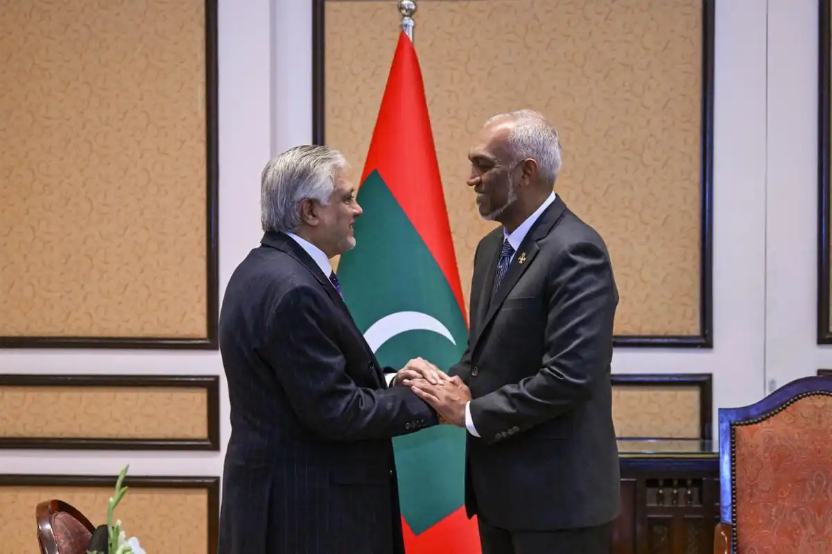 ޕާކިސްތާނުގެ ބޮޑުވަޒީރުގެ ނައިބު އަދި ޚާރިޖީ ވަޒީރު ރައީސުލްޖުމްހޫރިއްޔާގެ އަރިހަށް ކުރެއްވި އިޙުތިރާމުގެ ޒިޔާރަތުގެ ތެރެއިން.
