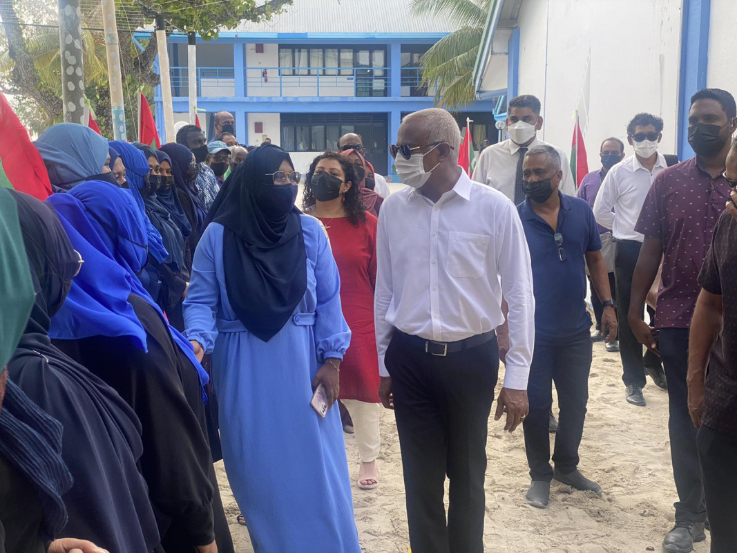 ހިންނަވަރު ސުކޫލް އަށް ރައީސް ވަޑައިގަތުން - ރައީސް ވަނީ ސްކޫލުގެ މުވައްޒަފުންނާއި ބައްދަލުކުރައްވާފައި - ފޮޓޯ: ސިމާހާ ނަސީް 