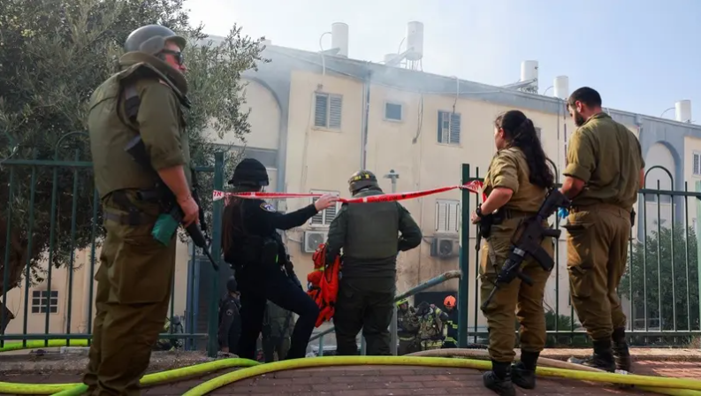 ކިރްޔަތް ޝްމޯނާއަށް ހިޒްބުﷲ އިން ދިން ހަމަލާގައި އަލިފާން ރޯވެފައިވާ ގެއަކުން އަލިފާން ނިއްވުމަށް ފަޔަރ ފައިޓަރުން މަސައްކަތް ކުރަނީ