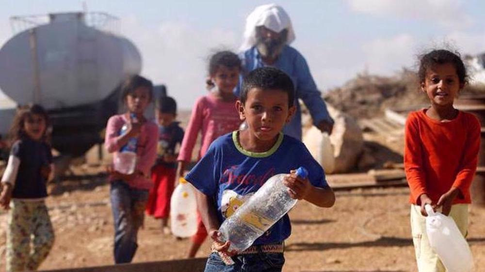 އަލް ޚަލީލްގެ ދެކުނުގައި އޮންނަ އިސްރާއީލުން ހިފާފައިވާ ހުޅަނގު އައްސޭރީގެ އަވަށެއް ކަމަށްވާ ޔައްޓާގެ ބޭރުން ފަލަސްތީން ކުޑަކުދިން ތަކެއް ފެންފުޅި ހިފައިގެން