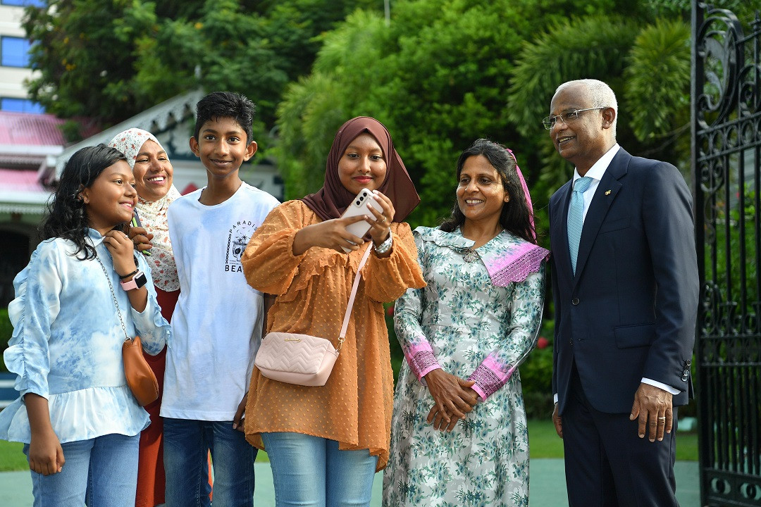 މިނިވަން ދުވަހު ރައީސްގެ ދެކަނބަލުން އާންމުންނާއެކު ފޮޓޯ ނަންގަވަނީ - ފޮޓޯ: ރައީސް އޮފީސް