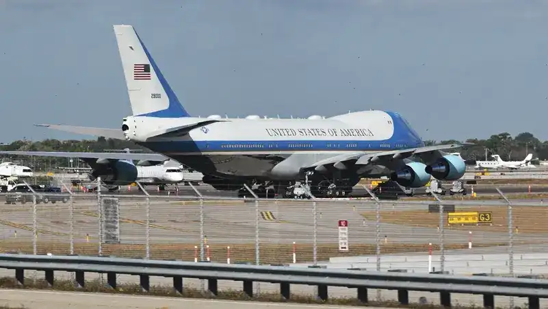 ޕާމް ބީޗް އިންޓަނޭޝަނަލް އެއާޕޯޓް ގައި ރައީސް ޓްރަމްޕް ދަތުރުކުރައްވާ ރަސްމީ ބޯޓު "އެއާ ފޯސް ވަން" ޖައްސާފައި.