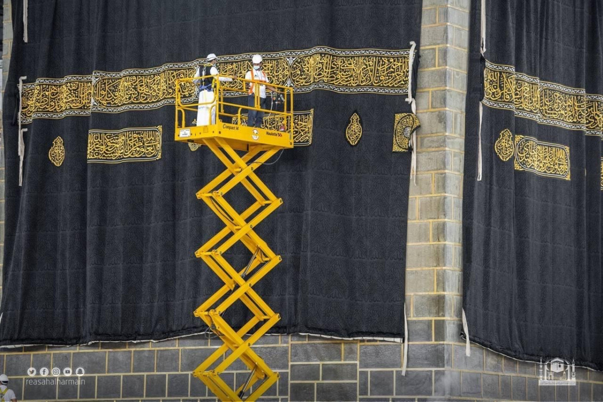 ގެފުޅުގެ އުރަކޮޅު ބަދަލުކުރުން - ކަޅުކުލައިގެ ސިލްކާއި ރަންރިހީގެ ރޮދިން ވިޔެފައިވާ ގެފުޅުގެ އުރަކޮޅު ބަދަލުކުރަނީ ކޮންމެ އަހަރެއްގެ ވެސް ހައްޖު ދުވަހު - ފޮޓޯ: އަލްހަރަމައިން