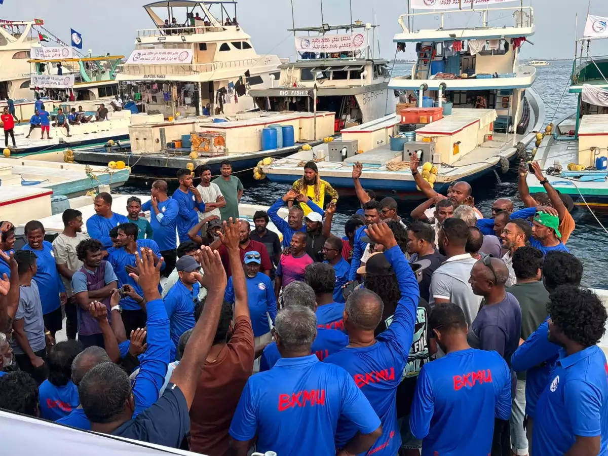 ރައީސް މުއިއްޒާ މިނިސްޓަރު ޝިޔާމް މަސްވެރިންނާ ބައްދަލު ކޮށް ޑިމާންޑުތަކަށް ހައްލު ހޯދައިދިނުމާ ހަމައަށް އިހުތިޖާޖު ކުރިއަށް ގެންދަން ވަނީ ފާސް ކޮށްފައި