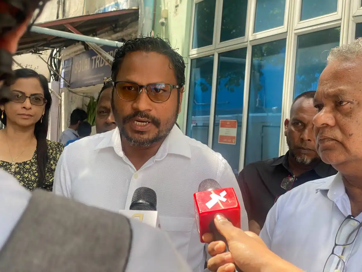 ބުރާސްފަތި ދުވަހު އެލްޖީއޭގެ މެންބަރުންނާ ބައްދަލުކުރައްވައި ރައްޔިތުންގެ މަޖިލީހުގެ ތޮއްޑޫ ދާއިރާގެ މެންބަރު ހުސެއިން ސަމީރު ވާހަކަ ދައްކަވަނީ