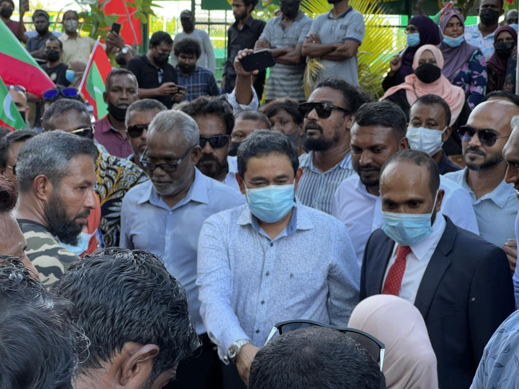 ކުރީގެ ރައީސް އަބްދުﷲ ޔާމީން އަބްދުލްގައްޔޫމްގެ މައްޗަށް އިއްވާފައިވާ 5 އަހަރުގެ ޖަލު ހުކުމް ބާތިލް ކުރުމާއި ގުޅިގެން އެމަނިކުފާނުގެ ސަޕޯޓަރުން އުފާފާޅުކުރަނީ - މި މައްސަލައިގެ ދައުވާއާއި ގުޅިގެން ޔާމީނުގެ މައްޗަށް ހިންގާފައިވާ ޝަރީއަތަކީ ހަމަހަމަކަމާއެކު ކުރިއަށް ގެންގޮސްފައިވާ ޝަރީއަތެއް ނޫންކަމަށް ޔާމީނު ވިދާޅުވި ނަމަވެސް، އެކަން އެނގޭ ހެއްކެއް ޔާމީނުގެ ފަރާތުން ކްރިމިނަލް ކޯޓުގައި ހުށައަޅުއްވާފައި ނުވާތީ ހައިކޯޓުންވެސް ވަނީ މި މައްސަލައިގެ ދައުވާއާއި ގުޅިގެން ޔާމީނުގެ މައްޗަށް ހިންގާފައިވާ ޝަރީއަތަކީ ހަމަހަމަކަމާއެކު ކުރިއަށް ގެންގޮސްފައިވާ ޝަރީއަތެއް ނޫންކަމަށް ބެލެވެން ނެތްކަމަށް ނިންމާފައި - ފޮޓޯ: ރާއްޖެއެމްވީ