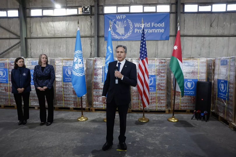 އެމެރިކާގެ ސެކްރެޓަރީ އޮފް ސްޓޭޓް އެންޓަނީ ބްލިންކެން އުރުދުންގެ އައްމާނުގައި ހުންނަ ވޯލްޑް ފުޑް ޕްރޮގްރާމް (ޑަބްލިއުއެފްޕީ)ގެ ސަރަހައްދީ ގުދަނަކަށް ކުރެއްވި ޒިޔާރަތުގައި ވާހަކަ ދައްކަވަނީ