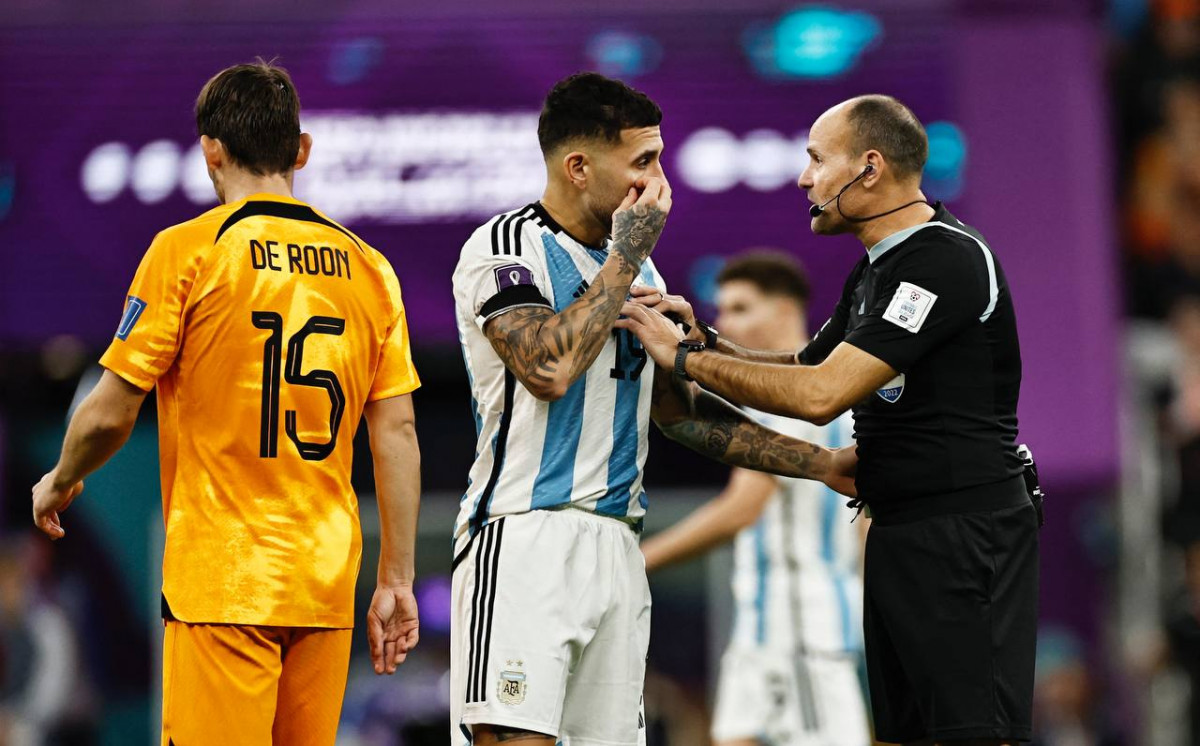 އާޖެންޓީނާ އަދި ނެދަލެންޑްސް ކުޅުނު މެޗުގެ ތެރެއިން - ފޮޓޯ: ރޮއިޓާސް