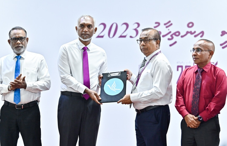 ޕީއެންސީގެ ރިޔާސީ ކެންޑިޑޭޓް ޑރ. މުހައްމަދު މުއިއްޒު ކެންޑިޑެސީ ފޯމު ހުށަހަޅުއްވަނީ