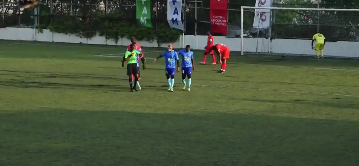 މެޗުގައި ލަނޑު ޖެހުމަށް ފަހު ޕޮލިސް ކުލަބުގެ ކުޅުންތެރިން އުފާ ފާޅު ކުރަނީ.