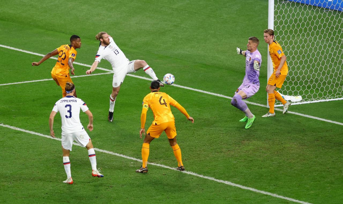 އެމެރިކާ އަދި ނެދަލެންޑްސް ކުޅުނު މެޗުގެ ތެރެއިން - ފޮޓޯ: ރޮއިޓާސް