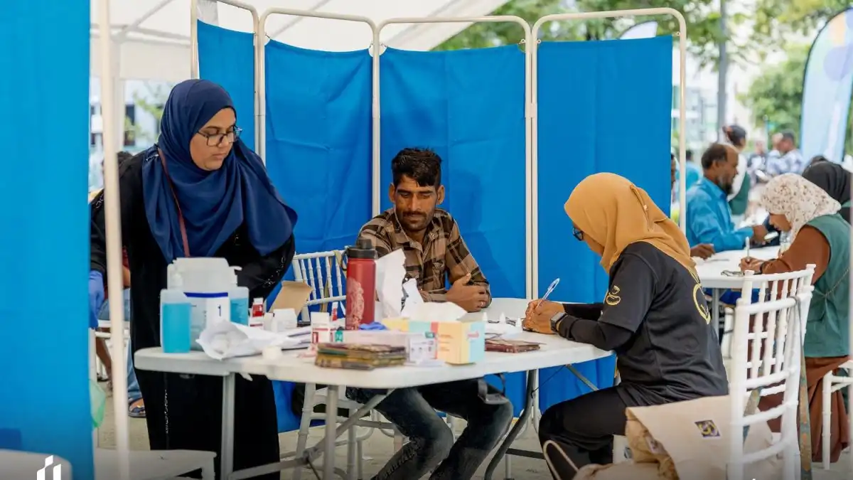އެޗްޑީސީން ކުރިއަށް ގެންދިޔަ ހެލްތް ސްކްރީނިންގ ޕްރޮގްރާމެއްގެ ތެރެއިން ބިދޭސީއެއް ޑޮކްޓަރަށް ދައްކަނީ.