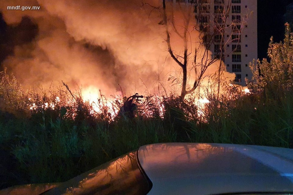 ހުޅުމާލޭގައި ހުންނަ ސިފައިންނާއި ފުލުހުންގެ ފްލެޓްތަކުގެ ކުރިމަތީގައި އަލިފާން ރޯވެފައި