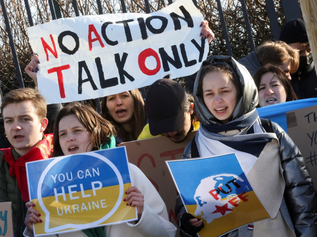 ރަޝިއާއިން ޔޫކްރެއިން އަށް ދެމުންދާ ހަމަލާތައް ހުއްޓުވުމަށް ގޮވާލާ ކުރެވުނު މުޒާހަރާއެއްގެ ތެރެއިން - ރަޝިއާގެ ސިފައިން ޚާރްކިވްއަށް ދެމުންދާ ހަމަލާތަކުގައި ގިނަ އަދަދެއްގެ އާއްމުން ވަނީ މަރުވެފައި - ފޮޓޯ: ރޮއިޓަރސް