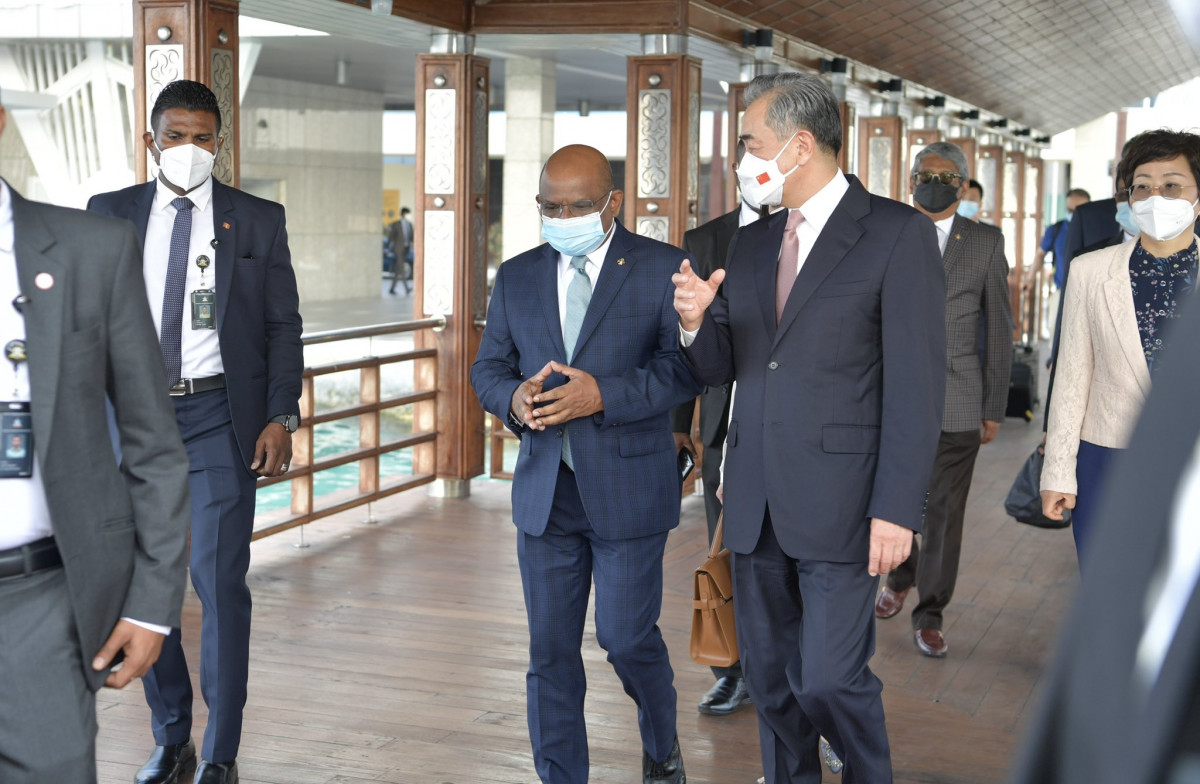 އދ. ގެ އާންމު މަޖިލީހުގެ ރައީސް އަދި ރާއްޖޭގެ ފޮރިން މިނިސްޓަރ އަބްދުﷲ ޝާހިދާއި ޗައިނާގެ ސްޓޭޓް ކައުންސިލަރ އަދި މިނިސްޓަރ އޮފް ފޮރިން އެފެއާޒް ވާންގް ޔީ