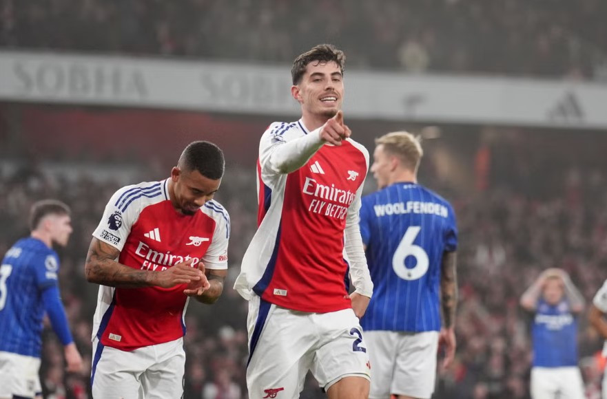 މެޗުގައި ލަނޑު ޖެހުމަށްފަހު އާސެނަލްގެ ކުޅުންތެރިން އުފާ ފާޅު ކުރަނީ