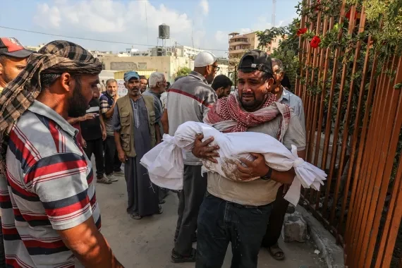 އެޕާޓްމަންޓަކަށް އިޒްރޭލު ސިފައިން ދިން ހަމަލާއެއްގައި މަރުވި ފަލަސްޠީނު މީހުންގެ ހަށިތައް ހޮސްޕިޓަލަށް އާއިލާ މީހުން ގެންނަނީ