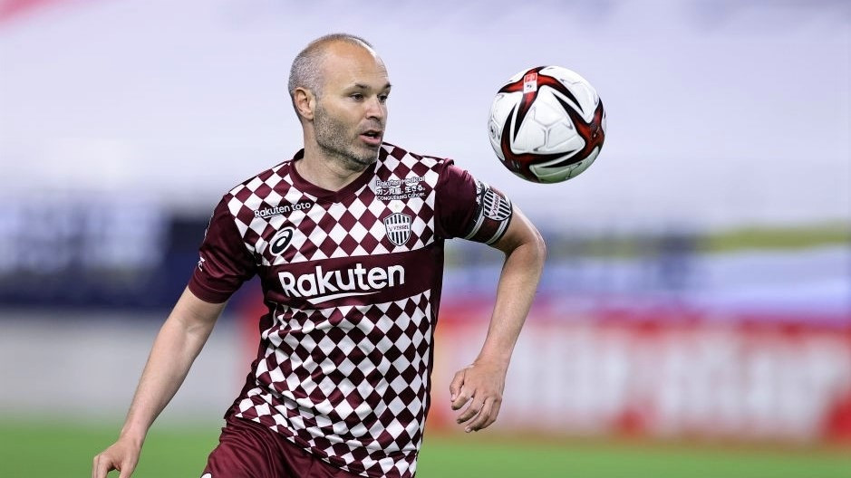 ވިސެލަށް ކުޅެމުން އަންނަ ސްޕެއިނުގެ ތަޖުރިބާކާރު މިޑްފީލްޑަރު އަންދްރެސް އިނިއެސްޓާ