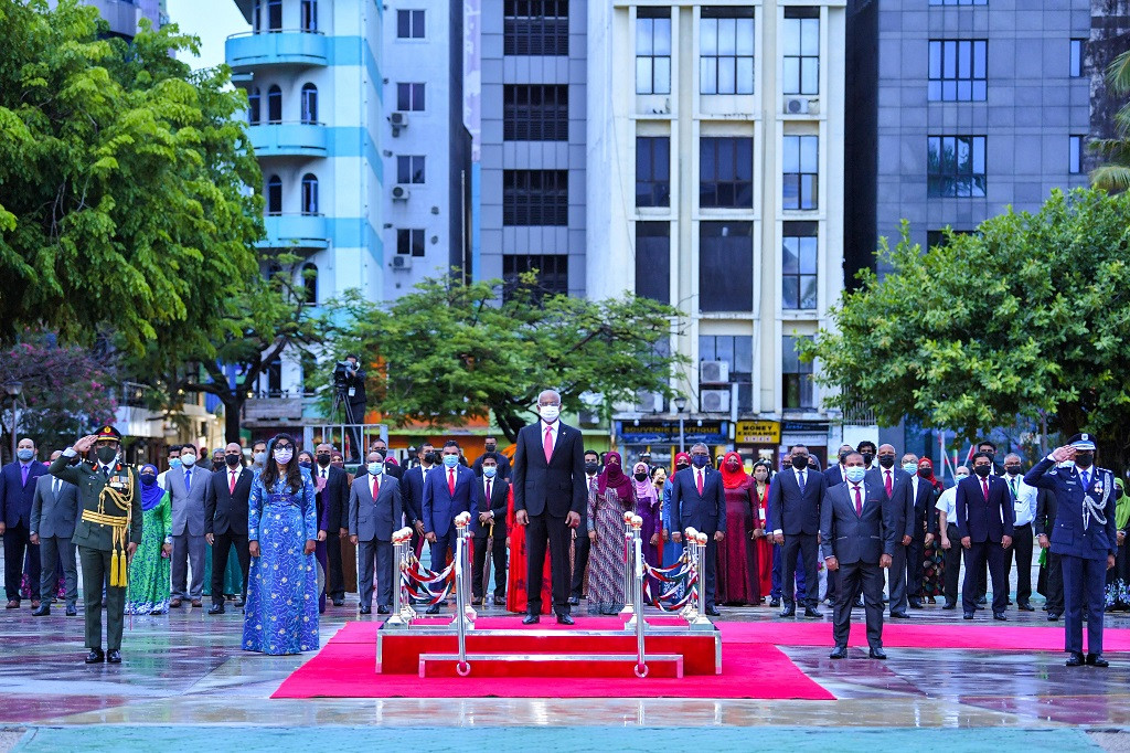 ދިވެހިރާއްޖޭގެ 56 ވަނަ މިނިވަން ދުވަހާއި ގުޅިގެން ބޭއްވި ދިދަ ނެގުމުގެ ޚާއްޞަ ރަސްމިއްޔާތުގެ ތެރެއިން - މި ރަސްމިއްޔާރުގައި ރައީސުލްޖުމްހޫރިއްޔާގެ އަނބިކަނބަލުން ފަޒްނާ އަޙްމަދާއި، ރައީސުލްޖުމްހޫރިއްޔާގެ ނައިބު ފައިޞަލް ނަސީމްގެ އިތުރުން ވަޒީރުންނާއި ދައުލަތުގެ އިއްޒަތްތެރީން ބައިވެރިވެ ވަޑައިގެންނެވި - ފޮޓޯ: ރައީސް އޮފީސް