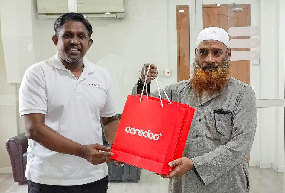 އުރީދޫ މޯލްޑިވްސްގެ ޗީފް ކޮމާޝަލް އޮފިސަރު ކަސްޓަމަރަކާއެކު