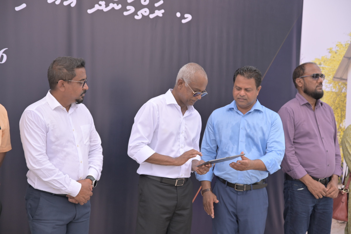 ރަތްމަންދޫ އައު އިންޖީނުގެ ރައީސުލްޖުމްހޫރިއްޔާ ހުޅުއްވައިދެއްވަނީ