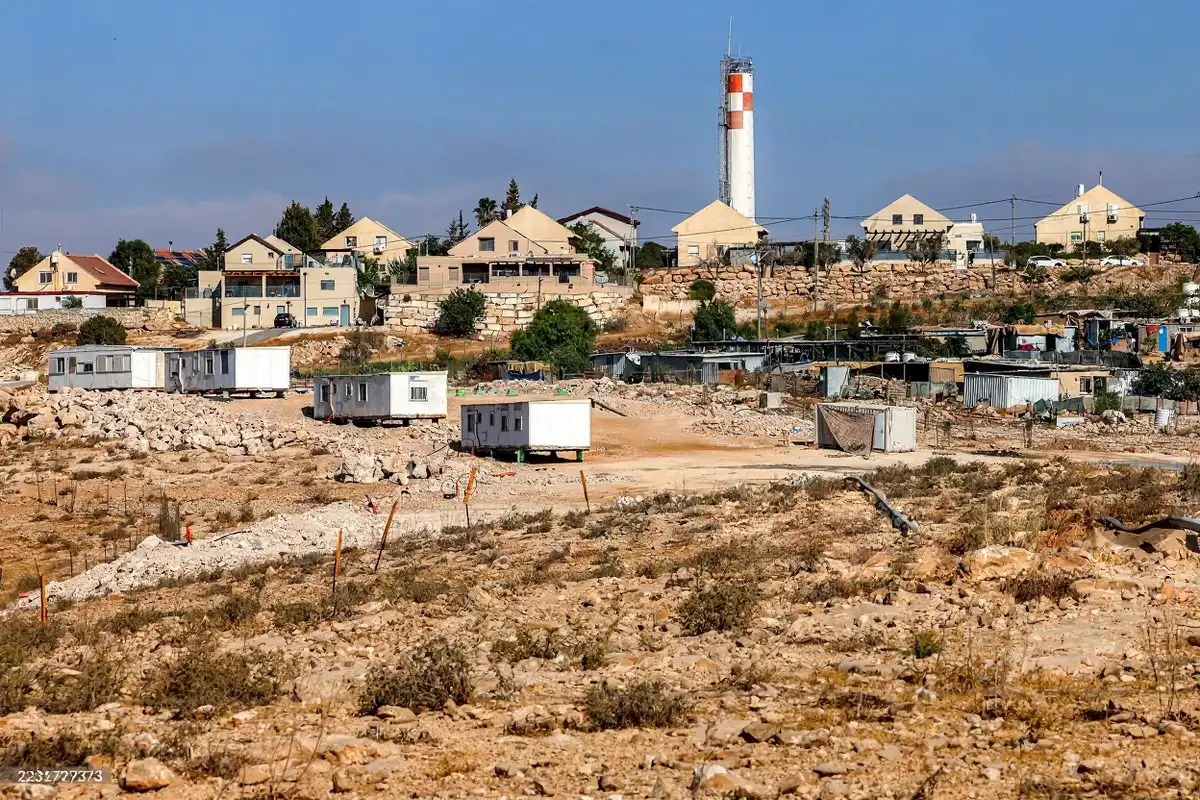 އިޒްރޭލުން ހިފާފައިވާ ހުޅަނގު އައްސޭރީގެ ހެބްރޮންގެ ދެކުނުން އޮންނަ ސަރަހައްދުގައި ހިމެނޭ ފަލަސްތީނުގެ އުއްމު އަލް-ޚައިރު އަވަށާ ކައިރީގައި، އިޒްރޭލުގެ ވަޒަންވެރިން އަލަށް ބިނާކޮށްފައިވާ މޮބައިލް ގެތަކެއް ފެންނަ މަންޒަރު.