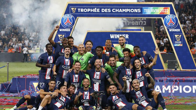 ޕީއެސްޖީން ޓްރޮފީއާއެކު