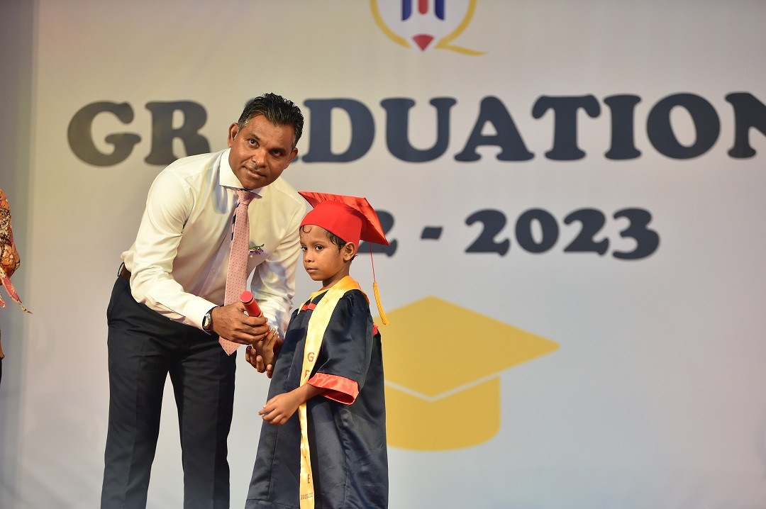 ނައިބުރައީސް، މުހައްމަދު ގާސިމް ޕްރީސްކޫލްގެ ދަސްވެނިވުމުގެ ހަފުލާގައި ގްރެޖުއޭޓްވި ދަރިވަރަކަށް ސްކްރޯލް ހަވާލުކޮށްދެއްވަނީ - ފޮޓޯ: ރައީސް އޮފީސް