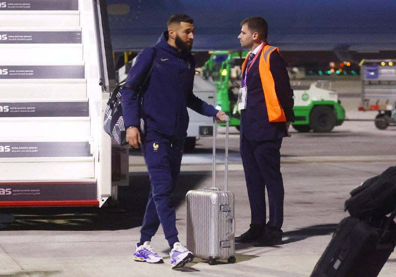 ފްރާންސް ޓީމުގެ ބެންޒެމާ ފްލައިޓުން ފައިބައިގެން: ފޮޓޯ - ރޮއިޓާސް ދަނީ