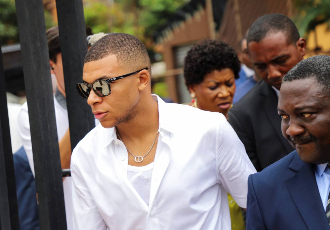 ޕީއެސްޖީއަށް ކުޅެމުން އަންނަ އެމްބާޕޭ