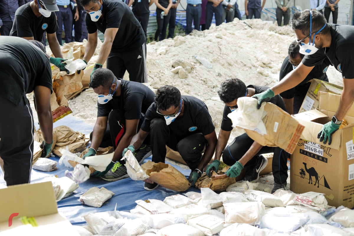 26 ޖޫން 2019: ފުލުހުންގެ ބެލުމުގެ ދަށުގައި ހުރި 416.9 ކިލޯގެ މަސްތުވާތަކެތި ނައްތާލުން. -- ފޮޓޯ: ޝުއައިބް މުހައްމަދު