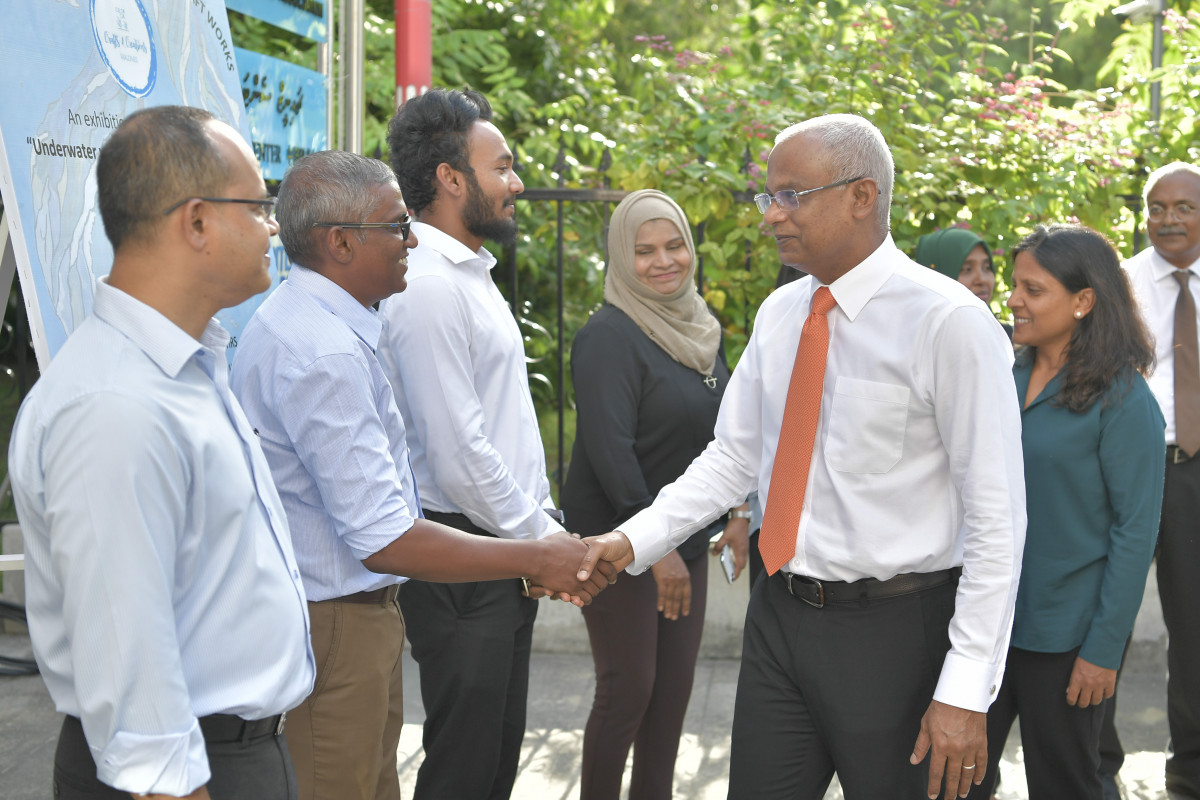 21 އޯގަސްޓް 2019 -- 'ދަ އަންޑަރ ވޯޓަރ ވޯލްޑް އޮފް މޯލްޑިވްސް' މައުރަޒު ހުޅުވުން، މި މައުރަޒު ހުޅުވައިދެއްވުމައްފަހު ރައީސްގެ ދެކަނބަލުން މައުރަޒު ބައްލަވައިލައްވަނީ -- ފޮޓޯ: ރައީސް އޮފީސް