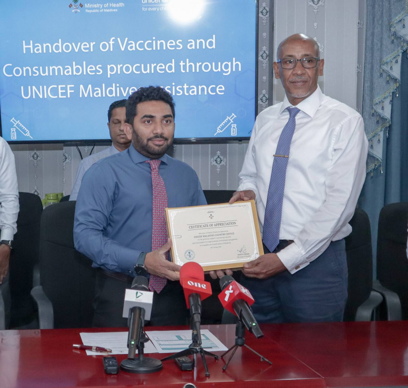 ޔުނިސެފުން ހަދިޔާކުރި އެމްއާރު ވެކްސިން ހަވާލުކުރިކަމުގެ ލިޔުމާއި ހެލްތް މިނިސްޓަރު ހަވާލުވެވަޑައިގަންނަވަނީ