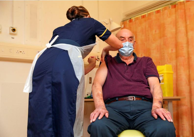 އުމުރުން ދުވަސްވީ މީހަކު އެސްޓްރަޒެނެކާ ވެކްސިން ޖަހަނީ