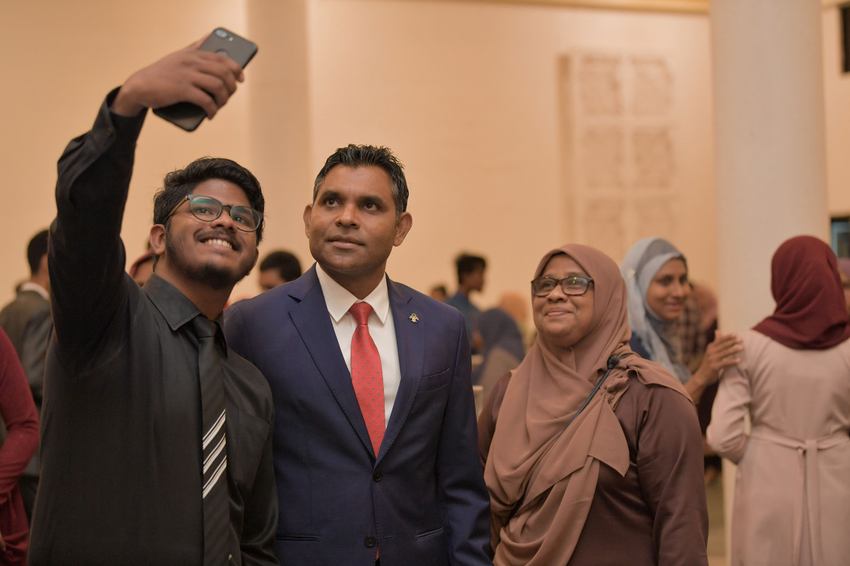 9 ޖުލައި 2019 -އެވޯޑް ލިބުން ދަރިވަރަކު ނައިބްރައީސް ފައިސަލް ނަސީމްއާއި އެކު ސެލްފީ ނަގަނީ-- ފޮޓޯ: ޝުއައިބް މުހައްމަދު