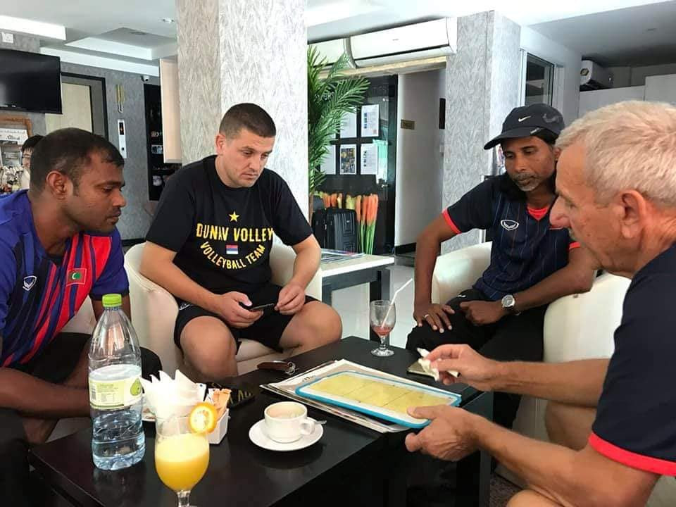 ގައުމީ ޓީމުގެ ކޯޗު އަދި ޓްރޭނަރ ކޯޗުން ސްޓާފުންނާއެކު