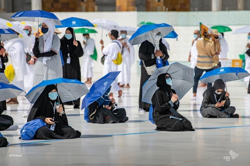 ހައްޖު 1441 - ހެލްތް ލީޑަރުގެ މަސްއޫލިއްޔަތުގެ ގޮތުގައި ހަމަޖައްސާފައިވަނީ، އޭނާ ބަލަހައްޓާ ގްރޫޕްގެ މީހުން، ކޮވިޑް-19ން ރައްކާތެރި ވުމަށް އަޅާފައިވާ ފިޔަވަޅުތަކާ އެއްގޮތައް އަމަލު ކުރަމުންދޭތޯ ބަލަމުން ގެންދިއުން - ފޮޓޯ: އަލްހަރަމައިން