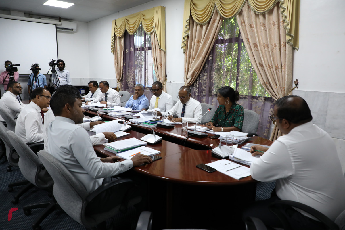 ޑރ. އަފްރާޝީމްގެ މަރުގެ މައްސަލާގައި ބޭއްވި ސަލާމަތީ ހިދުމަތްތަކުގެ ކޮމެޓީ ބައްދަލުވުމުގެ ތެރެއިން -- ފޮޓޯ: ޔޫސުފް ސޮފްވާން