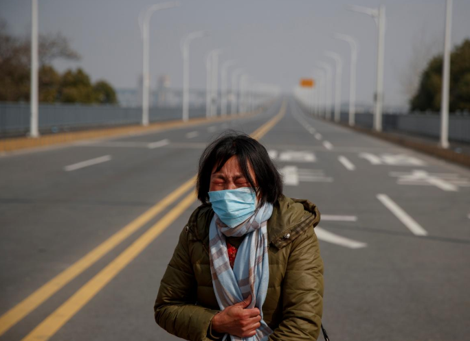 މަންމައަކު އޭނާގެ ދަރިފުޅު ޗެކްޕޮއިންޓް ހުރަސްކޮށް ފޮނުވައިދޭތޯ އާދޭސްކުރަނީ- ހޫބޭ ޕްރޮވިންސް ބަންދުކުރުމާއި ގުޅިގެން އެތައް މިލިއަން ބަޔަކު ވަނީ އެ ޕްރޮވިންސްގައި ތާށިވެފައި