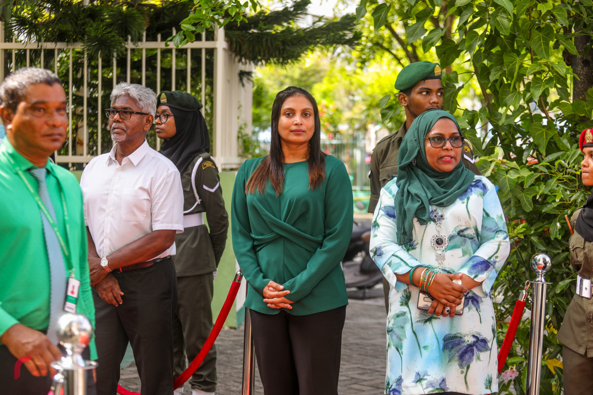 25 ޖުލައި 2019 --ކަލާފާނު ސުކޫލުގެ 30 ވަނަ އަހަރީ ދުވަސް ފާހަގަކުރުމުގެ ގޮތުން ބޭއްވި ފޮޓޯ މައުރަޒު ހުޅުވުމުގެ ރަސްމިއްޔާތު ޝަރަފްވެރި ކޮށްދެއްވަން ވަޑައިގަތް ކުރީގެ ރައީސް މައުމޫން އަބްދުލް ގައްޔޫމްގެ އިސްތިގުބާލުގައި އެޑިޔުކޭޝަން މިނިސްޓަރ ޑރ އައިޝަތް އަލީ-- ފޮޓޯ: ޝުއައިބް މުހައްމަދު