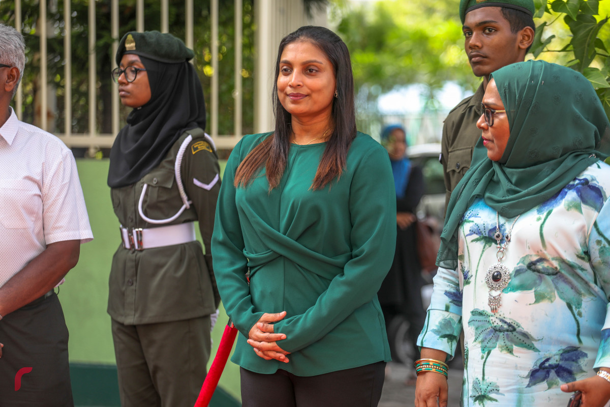 25 ޖުލައި 2019 --ކަލާފާނު ސުކޫލުގެ 30 ވަނަ އަހަރީ ދުވަސް ފާހަގަކުރުމުގެ ގޮތުން ބޭއްވި ފޮޓޯ މައުރަޒު ހުޅުވުމުގެ ރަސްމިއްޔާތު ޝަރަފްވެރި ކޮށްދެއްވަން ވަޑައިގަތް ކުރީގެ ރައީސް މައުމޫން އަބްދުލް ގައްޔޫމްގެ އިސްތިގުބާލުގައި އެޑިޔުކޭޝަން މިނިސްޓަރ ޑރ އައިޝަތް އަލީ-- ފޮޓޯ: ޝުއައިބް މުހައްމަދު