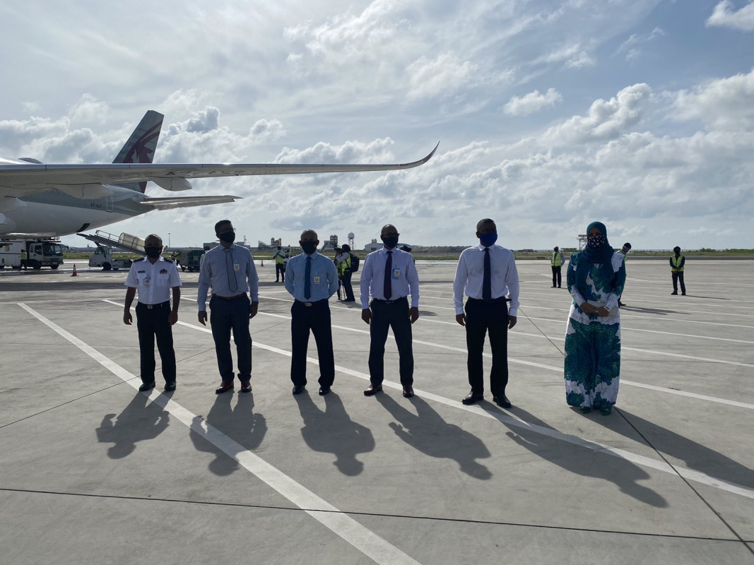 ރާއްޖޭގެ ބޯޑަރު އަލުން ހުޅުވާލުން - ފުރަތަމަ ފްލައިޓުން އައި ޓޫރިސްޓުންނަށް މަރުހަބާ ކިޔުމަށް ވީއައިއޭގައި ބޭއްވި ހާއްސަ ހަފްލާގައި މިނިސްޓަރ އޮފް ޓްރާންސްޕޯޓް އެންޑް ސިވިލްއޭވިއޭޝަން އައިޝަތު ނަހުލާއާއި، ޓޫރިޒަމް މިނިސްޓްރީ މިވަގުތު ހިންގެވުމާ ހަވާލުވެ ހުންނެވި އިކޮނަމިކް މިނިސްޓަރ ފައްޔާޒް އިސްމާއިލް ބައިވެރިވެލެއްވި - ފޮޓޯ: ރާއްޖެއެމްވީ