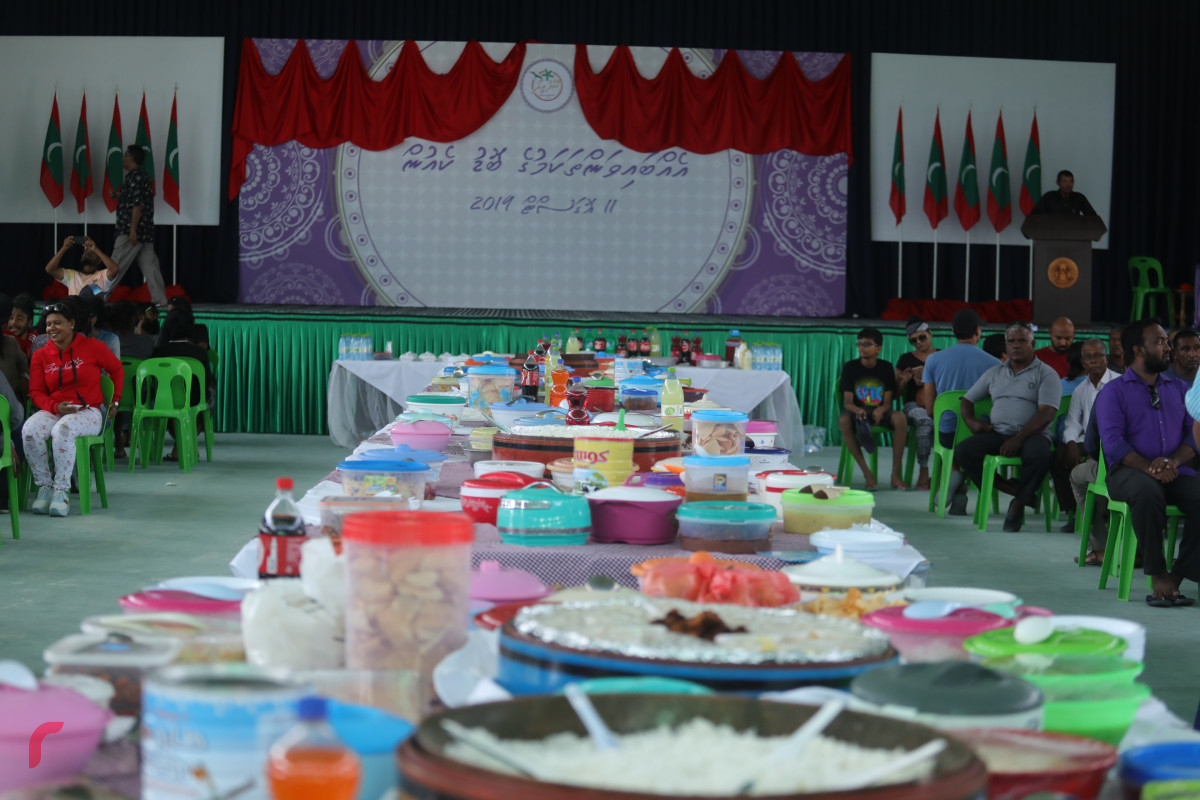 11 އޮގަސްޓު 2019/ ހއ.ހޯރަފުށި --ރށުގެ އެންމެން އެކުގައި މެންދުރުގެ ކެއުމަށް އިންސާފު ކުރަނީ. މި ޖާފަތުގައި ގިނަ އަދަދެއްގެ މީހުން ވަނީ ބައިވެރި ވެފަ-- ފޮޓޯ: ޝުއައިބް މުހައްމަދު