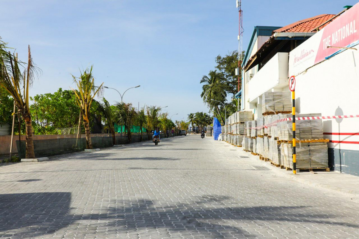 ވެހިކަލްތަކަށް ފަސޭހައިން ދުއްވޭނޭހެން ގައު އެތުރުމަށްފަހު ރަސްފަންނު ސަރަހައްދު އަލުން ހުޅުވާލުން - މާލޭގެ މަގުތައް ރަނގަޅު ފެންވަރުގައި ހެދުމަށް ހިންގާ މަޝްރޫޢުގެ ދަށުން، ރަސްފަންނު ވެލި މަގު ނަގާ އެ މަގުގައި ގައު އެތުރުމަށްފަހު އަލުން ހުޅުވާލާފައިވަނީ 20 އޮގަސްޓު 2020 ގައި - ފޮޓޯ: ރާއްޖެއެމްވީ