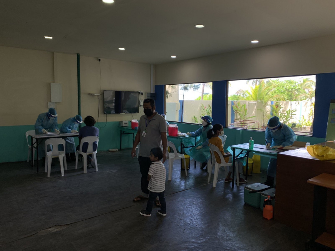 ރަށް ރަށަށް ކަރަންޓީނަށް ދާ މީހުންގެ އެންޓި ބޮޑީ ޓެސްޓު ހެދުން ސޯޝަލް ސެންޓަރުގައި ކުރިއަށްދަނީ - ކަރަންޓީން ކުރާއިރު އެ ގެއެއްގެ ވެރިފަރާތުން އެއްބަސްވުމެއްގައި ސޮއިކުރަން ޖެހޭ އަދި ކަރަންޓީންވާ މީހާ ވެސް އިގުރާރެއްގައި ސޮއިކުރަން ޖެހޭ - ފޮޓޯ: ރާއްޖެއެމްވީ