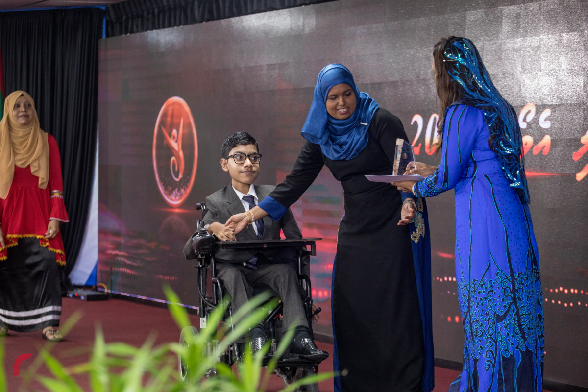 8 ޖުލައި 2019 --ރިވެލި އެވޯޑު ދިނުން. ޖެންޑަރ މިނިސްޓަރ ޝިދާތާ ޝަރީފް އެވޯޑް ދެއްވަނީ- ފޮޓޯ: ޝުއައިބް މުހައްމަދު