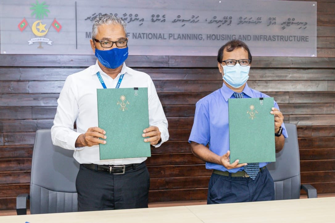 ނޭޝަނަލް ޕްލޭނިންގ ޑިޕާޓްމަންޓްގެ ޑިރެކްޓަރ ޖެނެރަލް މުޙައްމަދު ޢިމާދު އަދި އެމްޓީސީސީގެ ޗީފް އޮޕަރޭޝަންސް އޮފިސަރ ޝާހިދު ޙުސެއިން މޫސާ