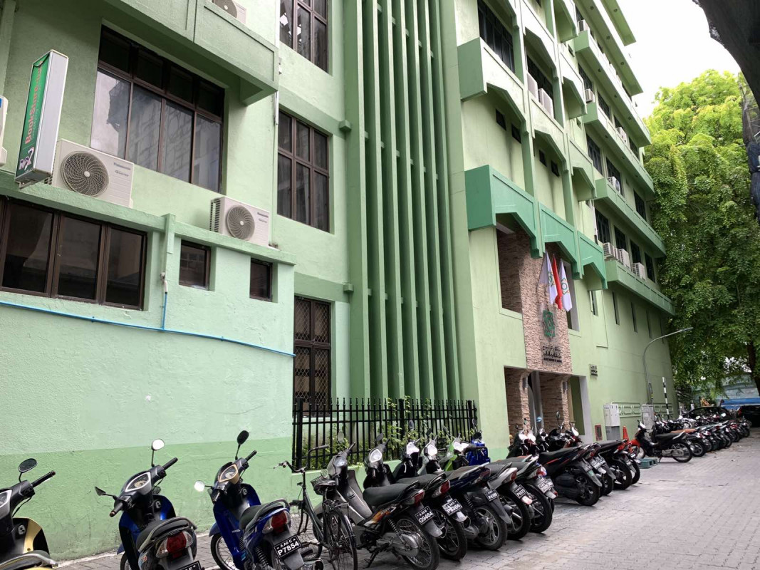 ދިވެހިރާއްޖޭގެ އިސްލާމިކް ޔުނިވަރސިޓީ (އައިޔޫއެމް) މިހާރު ވެސް ގިނަ އަދަދެއްގެ ދަރިވަރުން މިޔުނިވަރސިޓީގައި ތައުލީމް ހާސިލްކުރަމުންދޭ