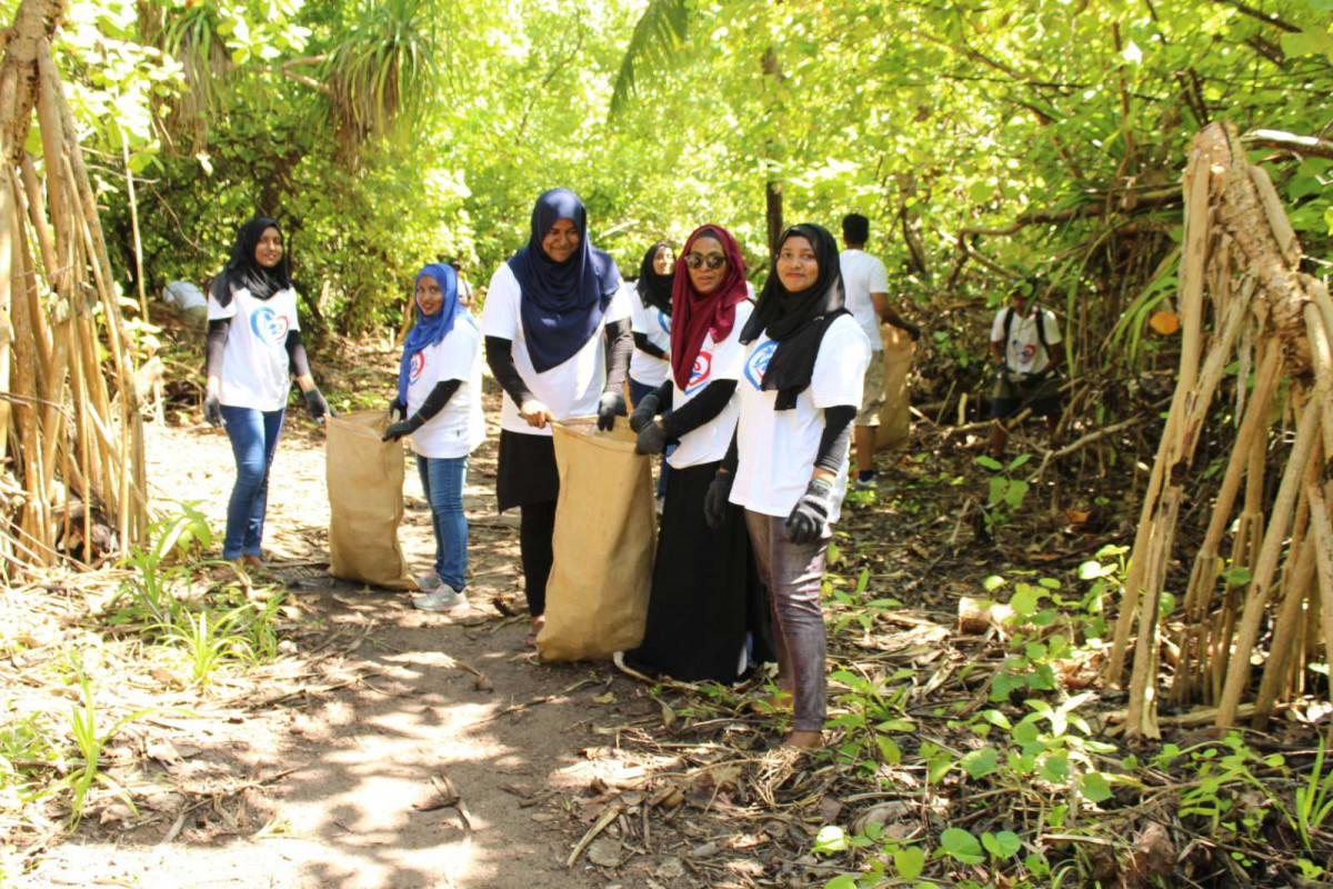 އަންހެންވެރިންތަކެއް ވަލުތެރެ ސާފުކުރަނީ